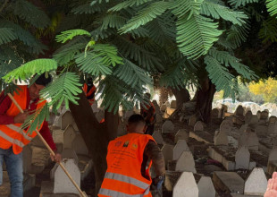 بلدية طولكرم والهلال الأحمر الفلسطيني ينظّمان حملة نظافة في المقبرة الغربية