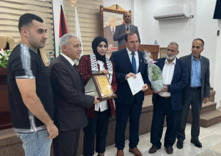 بلدية طولكرم / لجنة ضريبة التربية والتعليم ومديرية التربية والتعليم _ طولكرم تكرم الأديبة د. رولا غانم والفريق الفائز بشركة &ldquo;إيكو روك&rdquo;
