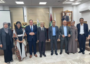 بلدية طولكرم / لجنة ضريبة التربية والتعليم ومديرية التربية والتعليم _ طولكرم تكرم الأديبة د. رولا غانم والفريق الفائز بشركة &ldquo;إيكو روك&rdquo;