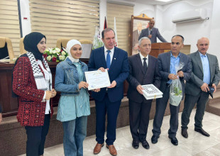 بلدية طولكرم / لجنة ضريبة التربية والتعليم ومديرية التربية والتعليم _ طولكرم تكرم الأديبة د. رولا غانم والفريق الفائز بشركة &ldquo;إيكو روك&rdquo;