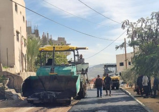 بلدية طولكرم تباشر أعمال تأهيل وتعبيد شارع حيوي في منطقة إسكان المعلمين