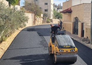 بلدية طولكرم تباشر أعمال تأهيل وتعبيد شارع حيوي في منطقة إسكان المعلمين