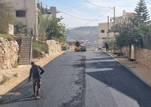 بلدية طولكرم تباشر أعمال تأهيل وتعبيد شارع حيوي في منطقة إسكان المعلمين