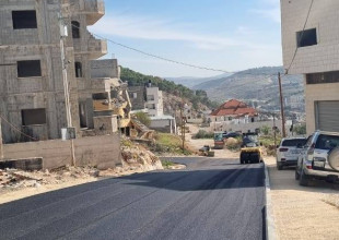 بلدية طولكرم تباشر أعمال تأهيل وتعبيد شارع حيوي في منطقة إسكان المعلمين