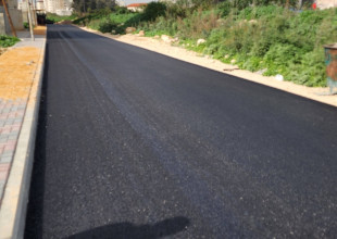 المباشرة بتعبيد الطرق المحيطة بـ "دائرة السير وعمارات خريوش"