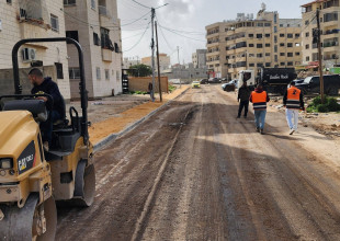 المباشرة بتعبيد الطرق المحيطة بـ "دائرة السير وعمارات خريوش"