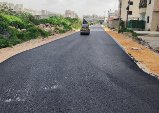 المباشرة بتعبيد الطرق المحيطة بـ "دائرة السير وعمارات خريوش"