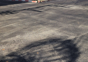 بدء أعمال تعبيد عدد من الشوارع الرئيسية والمفترقات الحيوية المشمولة في خطة البلدية