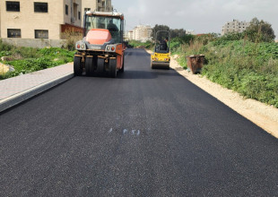 المباشرة بتعبيد الطرق المحيطة بـ "دائرة السير وعمارات خريوش"
