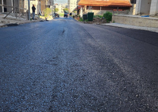 استمرار وتيرة العمل في مشروع تأهيل وتعبيد مجموعة من الشوارع الرئيسية والفرعية