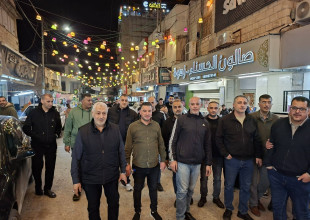 رئيس بلدية طولكرم يتفقد الأسواق ويشارك المواطنين أجواء ليلة عيد الفطر السعيد