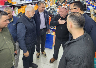 رئيس بلدية طولكرم يتفقد الأسواق ويشارك المواطنين أجواء ليلة عيد الفطر السعيد