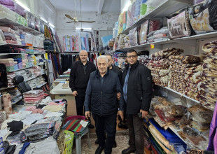 رئيس بلدية طولكرم يتفقد الأسواق ويشارك المواطنين أجواء ليلة عيد الفطر السعيد