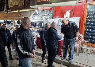 رئيس بلدية طولكرم يتفقد الأسواق ويشارك المواطنين أجواء ليلة عيد الفطر السعيد