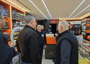 رئيس بلدية طولكرم يتفقد الأسواق ويشارك المواطنين أجواء ليلة عيد الفطر السعيد