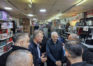 رئيس بلدية طولكرم يتفقد الأسواق ويشارك المواطنين أجواء ليلة عيد الفطر السعيد