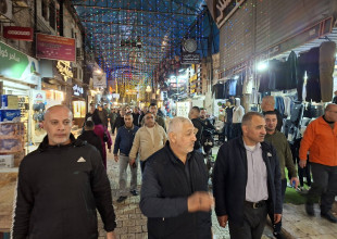 رئيس بلدية طولكرم يتفقد الأسواق ويشارك المواطنين أجواء ليلة عيد الفطر السعيد