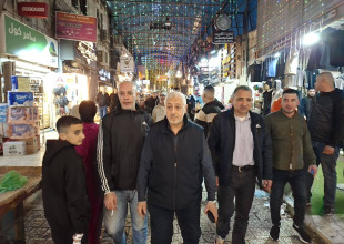 رئيس بلدية طولكرم يتفقد الأسواق ويشارك المواطنين أجواء ليلة عيد الفطر السعيد