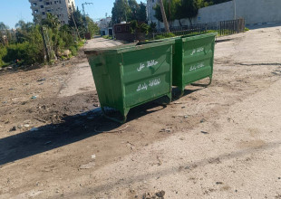 بالرغم من كل الظروف.. بلدية طولكرم مستمرة في تنظيف الطرق وعبارات تصريف المياه