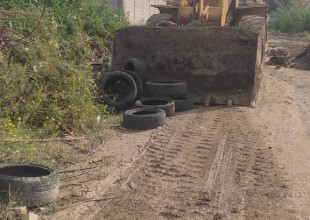 بالرغم من كل الظروف.. بلدية طولكرم مستمرة في تنظيف الطرق وعبارات تصريف المياه