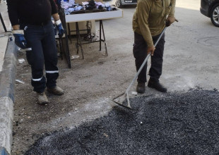 طواقم دائرة الطرق والأشغال في بلدية طولكرم تواصل أعمالها الميدانية في معالجة عدد من الحفر والتشققات في الشوارع العامة