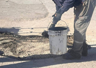 طواقم دائرة الطرق والأشغال في بلدية طولكرم تواصل أعمالها الميدانية في معالجة عدد من الحفر والتشققات في الشوارع العامة