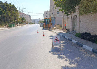 بلدية طولكرم تواصل تنفيذ مشروع صيانة الأرصفة وتأهيل البنية التحتية بتمويل من وزارة الحكم المحلي