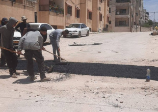 بلدية طولكرم تواصل أعمال تأهيل وصيانة الطرق في المدينة وضواحيها