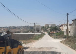 بلدية طولكرم تواصل أعمال تأهيل وصيانة الطرق في المدينة وضواحيها