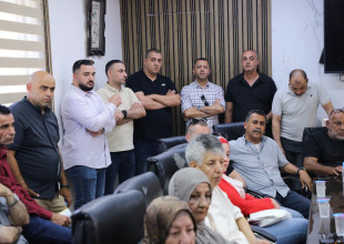 وفد من حركة فتح يزور بلدية طولكرم ويبحث سبل تعزيز الخدمات وصمود المواطنين