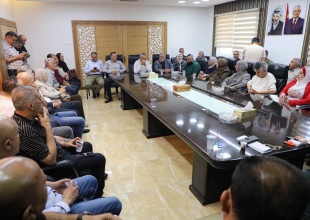 وفد من حركة فتح يزور بلدية طولكرم ويبحث سبل تعزيز الخدمات وصمود المواطنين