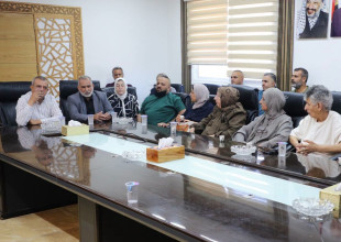 وفد من حركة فتح يزور بلدية طولكرم ويبحث سبل تعزيز الخدمات وصمود المواطنين