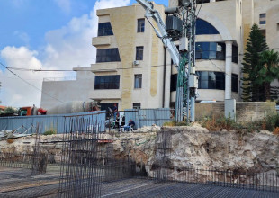 بلدية طولكرم تتابع سير العمل في مشروع مجمع الخدمات متعدد الأغراض وتشرف على صبة البلاطة الأرضية للأساسات