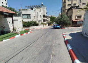 استمرار العمل بحملة دهان وصيانة الأرصفة والجزر الوسطية في عدد من الشوارع الرئيسية والحيوية بالمدينة.