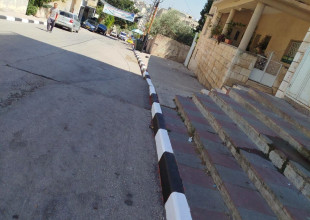 استمرار العمل بحملة دهان وصيانة الأرصفة والجزر الوسطية في عدد من الشوارع الرئيسية والحيوية بالمدينة.