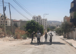 صيانة وتأهيل الحفر والمقاطع المتهالكة في عدد من شوارع المدينة