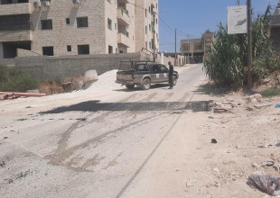 صيانة وتأهيل الحفر والمقاطع المتهالكة في عدد من شوارع المدينة