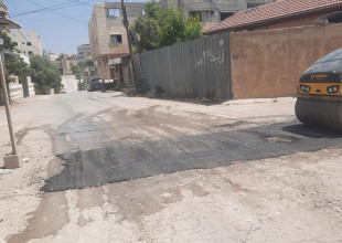 صيانة وتأهيل الحفر والمقاطع المتهالكة في عدد من شوارع المدينة