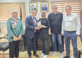 بلدية طولكرم تتسلم إهداءً من رواية &laquo;الرواية التي استهدفت