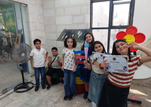 بلدية طولكرم تنظم معرض تدوير وتكريم اطفال المخيم الصيفي 2026 لقسم المكتبات