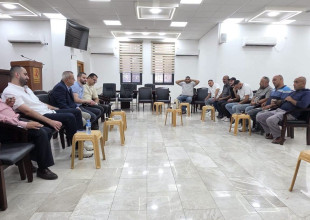 بلدية طولكرم تبحث مع أصحاب البسطات آلية تنظيم الأسواق والشوارع العامة