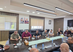 رئيس بلدية طولكرم يلتقي ممثلي النقابات العمالية ويؤكد أن حقوق العاملين في صدارة الأولويات