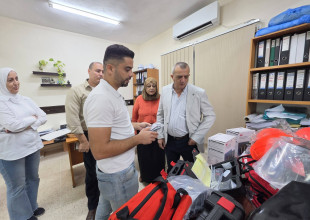 قيام  بلدية طولكرم بتسليم جهازي فحص وتشخيص أعطال المركبات أصليين من شركة لانش (LAUNCH) لطلبة قسم السيارات في مدرسة طولكرم الصناعية