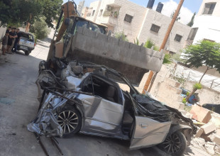 أعمال طواقم  البلدية في إزالة آثار الدمار  الذي خلفته قوات الاحتـ.ــــلال