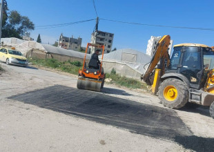 استمرار العمل في صيانة وتعبيد عدد من الطرق في المدينة والضواحي