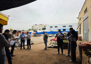 زيارة ميدانية شارك فيها عدد من المقاولين المهتمين بتقديم عروض لتطوير السوق بالتعاون مع منظمة الأغذية والزراعة للأمم المتحدة (الفاو)