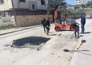 أعمال تعبيد وصيانة الحفر في شوارع المدينة والضواحي