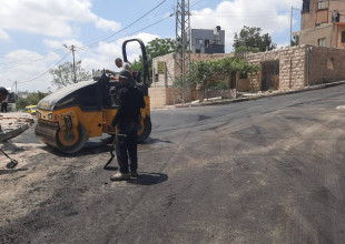 أعمال تعبيد في ضاحية ذنابة ضمن المنحة الاسعافية الحكومية