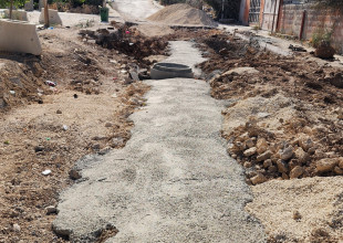 مشروع تمديد خطوط صرف صحي جديدة في الحي الشرقي قرب المقاطعة