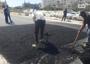 بلدية طولكرم تقوم بصيانة لبعض مقاطع الطرق المتضررة في المدينة
